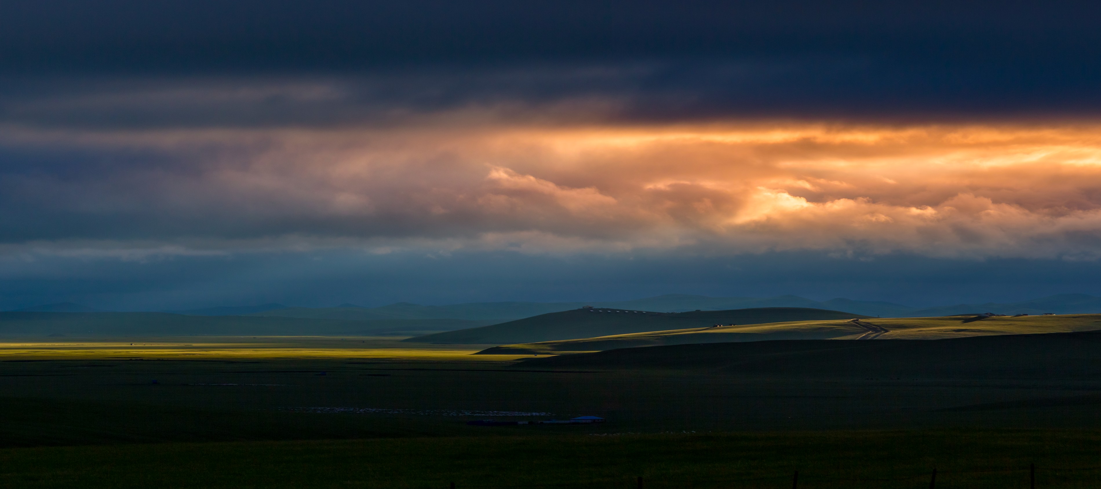 額吉淖爾制鹽有限公司召開深入貫徹中央八項(xiàng)規(guī)定精神學(xué)習(xí)教育警示教育會